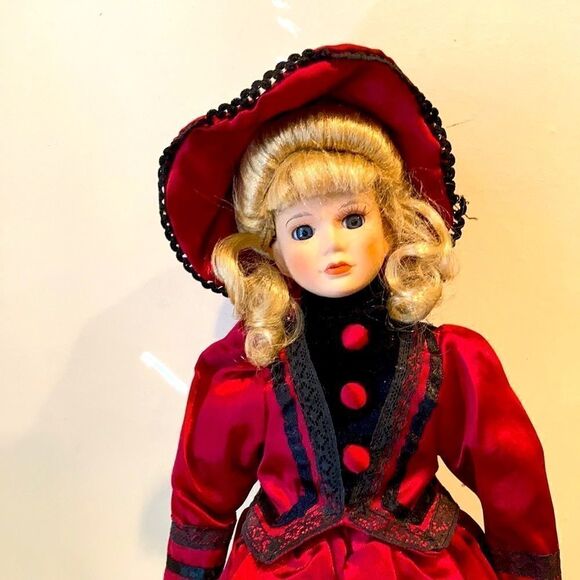 Heritage mint 1996 Porcelain doll 18 inches - Picture 2 of 8